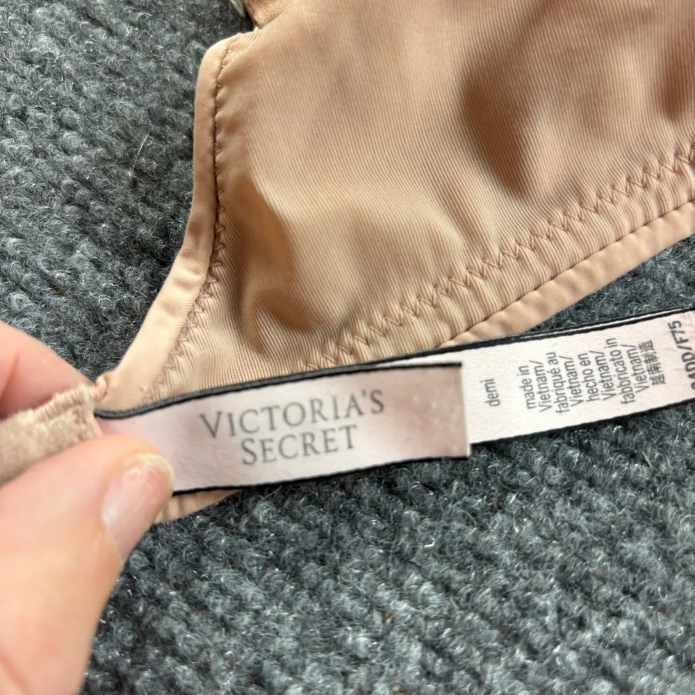 VICTORIA’S SECRET Womens Nude Demi Underwire Bra Size: 34DD